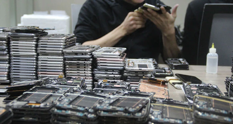 iPhone LCD Ekran Fiyatları 2026'da Kutuplaşıyor: Tamirhaneler Neden Yenilenmiş Orijinal Ekranlara Geri Dönüyor?